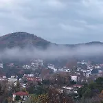 Neon Nocleg ze śniadaniem Larissa