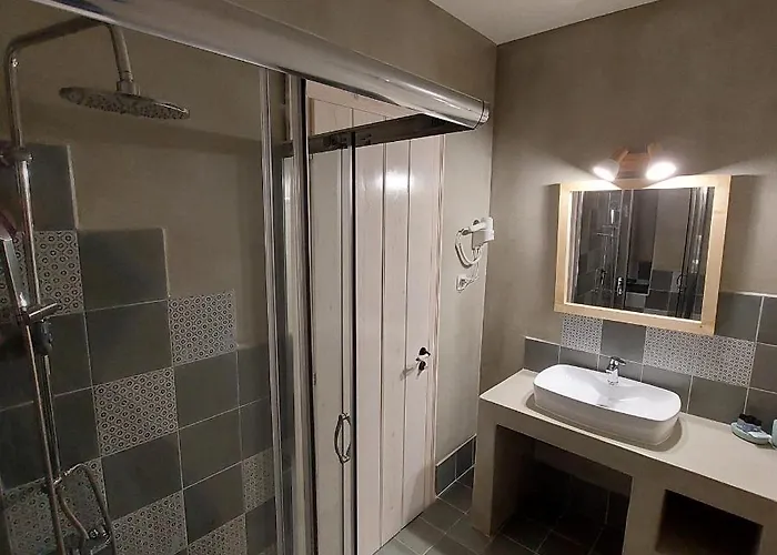 Neon Bed & Breakfast 3*