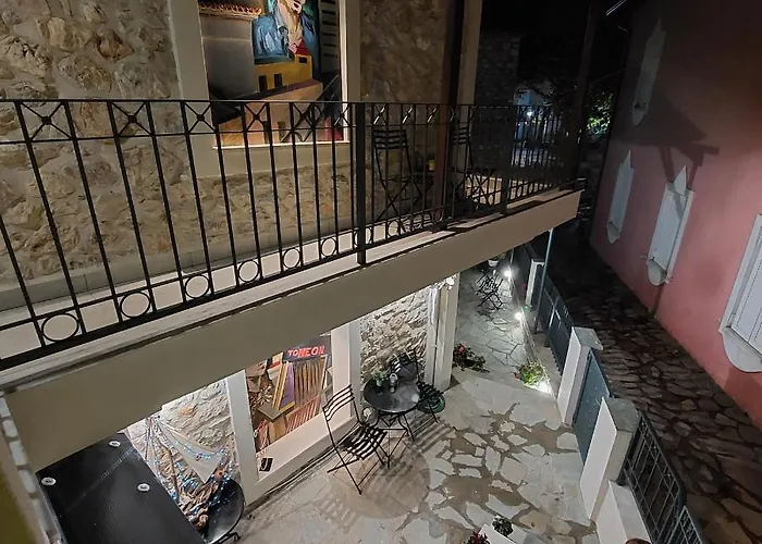 Neon Bed & Breakfast Larissa